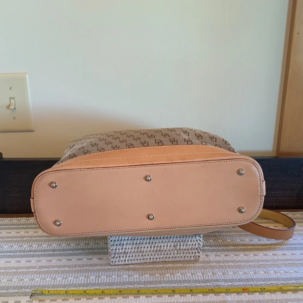 ☀️GUC Dooney & Bourke Signature top handle shoulder bag w/leather trim - Picture 11 of 15